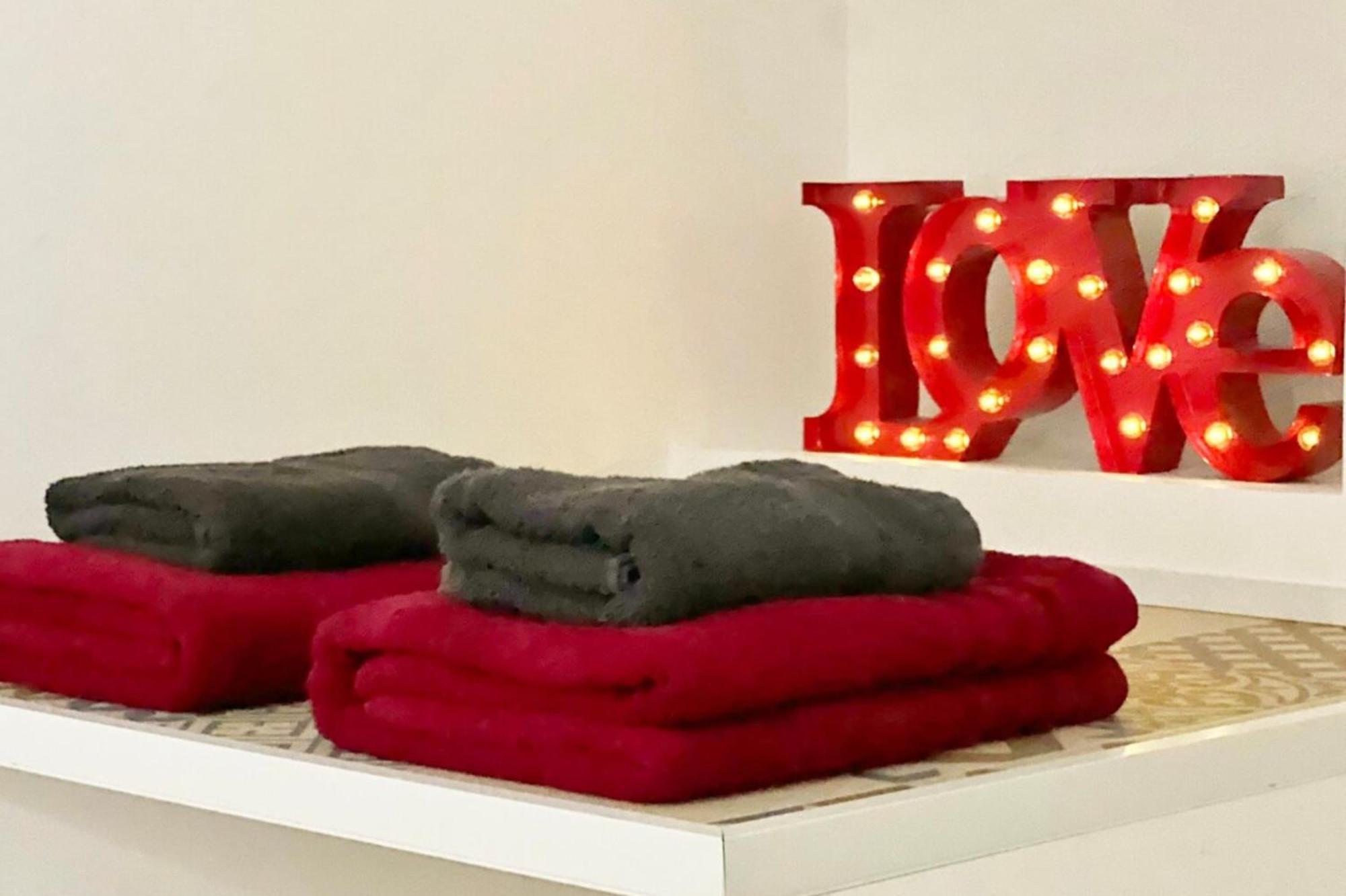 Love Room Perpignan avec Jacuzzi pour une Escapade en Amoureux Villeneuve-de-la-Raho Extérieur photo